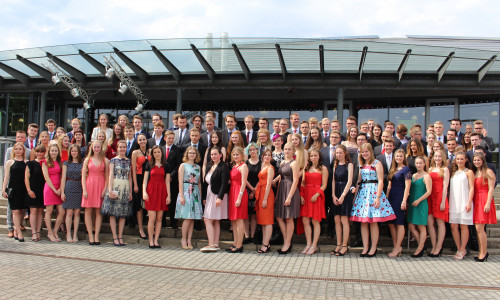 Feiern ihren Abschluss: Die 91 Abiturienten der Großen Schule. Foto: Privat