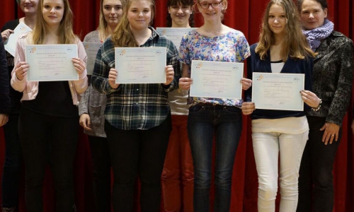 Sieben Schülerinnen haben die international anerkannte Sprachprüfung „Diplôme d`Études en Langue Française“ bestanden. Foto; 