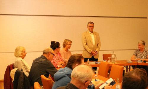 Der Vorsitzende der Seniorenunion, Klaus Schindler, zusammen mit Ingrid Pahlmann MdB beim Informationsnachmittag zum Thema Einbruchsicherheit. 