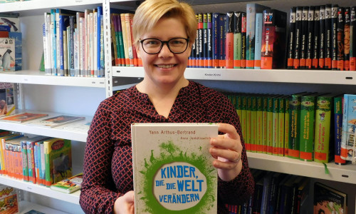 Nadine Nobile liest aus dem Buch „Kinder, die die Welt verändern“. Foto: Gemeinde Lehre