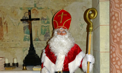 Der Nikolaus sagt frohe Weihnachten aus der Seitenkapelle der Kirche St. Marienberg. Foto: Achim Klaffehn