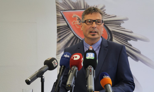 Braunschweigs Polizeipräsident Michael Pientka bei der kritisierten Pressekonferenz. Foto/Video: Werner Heise