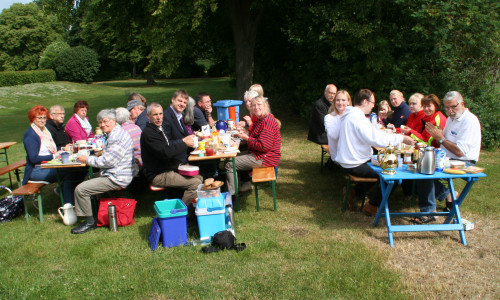 Gemeinsam frühstücken im Freibad am Elm in Hemkenrode. Foto:  Dr. Diethelm Krause-Hotopp