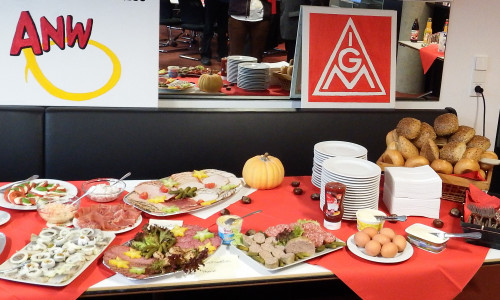 Die Tische im Gewerkschaftshaus stehen voll mit Wurst, Käse, Butter, Brötchen und Obst. Foto: IG Metall Wolfsburg