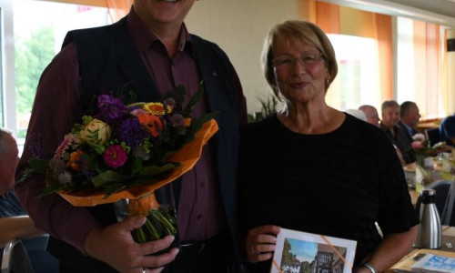 CDU-Kreisverbandsvorsitzender Frank Oesterhelweg verabschiedet Elke Großer als Koordinatorin der "Sozialen Sprechstunde" mit einem Blumenstrauß und Präsent. Foto: Andreas Meißler