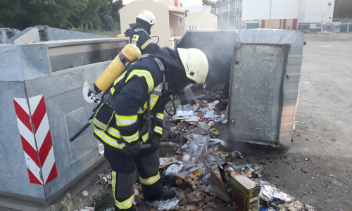 Die Feuerwehr musste mal wieder einen brennenden Müllcontainer löschen. Fotos: Feuerwehr 