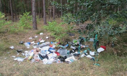 Es wurden diverse Gegenstände im Wald entsorgt. Foto: Polizei