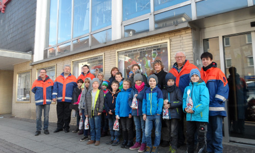 Der Vorstand des Fördervereins, einige Betreuer und Kinder vor dem "Filmpalast" an der Langen Straße. Fotos: Feuerwehr Wolfenbüttel