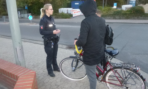 Die Einsatzleiterin, Polizeikommissarin Sarah Reichardt, bei einem erzieherischen Gespräch mit zwei ertappten Radfahrern. Foto: Polizeiinspektion Gifhorn