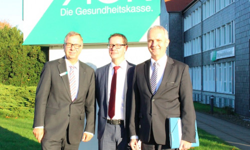 Rainer Rinne (Regionaldirektor AOK), Andreas Dames (Bereichsleiter Bundesagentur für Arbeit) und Landrat Thomas Brych freuen sich auf die Berufsstarterbörse. Foto: Max Förster