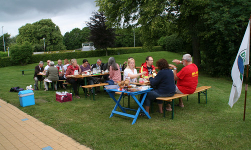 Gemeinsam frühstücken im Freibad am Elm in Hemkenrode, Foto: Diethelm Krause-Hotopp