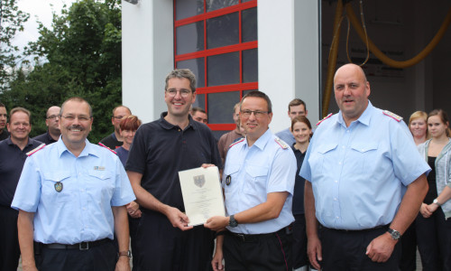 Dr. Oliver Junk (2. von links) überreicht Ortsbrandmeister Jens Warnecke (2. von rechts) die Ernennungsurkunde. Mit ihm freuen sich die stellvertretenden Stadtbrandmeister Frank Slotta (links) und Jürgen Koch. Foto: Stadt Goslar 