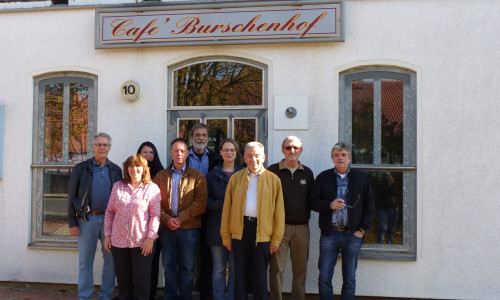 Die Sickter SPD-Fraktion vor dem neuen Dorfgemeinschaftshaus „Cafè Burschenhof“. Foto: Privat