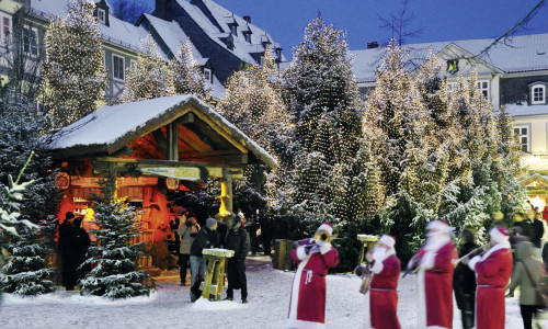 Vom 25. November bis 30. Dezember findet der Goslarer Weihnachtsmarkt und Weihnachtswald auf dem Marktplatz und dem benachbarten Schuhhof statt. Foto: Goslar Marketing 
