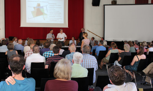 Hitzige Diskussionen bei der Infoveranstaltung zum geplanten Baugebiet Feldstraße/Kälberwiese. Fotos: Max Förster