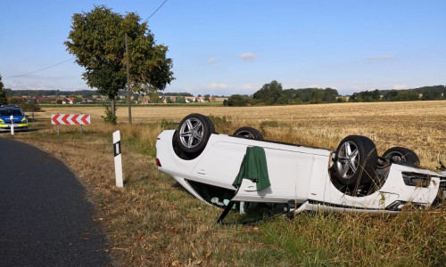 Der Wagen war aus einer Kurve geflogen. Fotos: Feuerwehren der Samtgemeinde Velpke