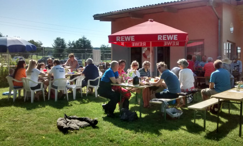 30 gut gelaunte Besucher kamen zum Frühstück im Freibad. Foto: Ulrike Siemens