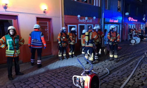 Am Montagabend wurde die Feuerwehr zu einem Brand in die Bruchstraße alarmiert. Fotos: Aktuell24(KR)