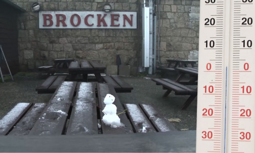 Er genießt die kühlen Temperaturen: Ein erster kleiner Schneemann steht freudig und ein wenig verräterisch auf dem Brocken. Foto/Video: aktuell24.