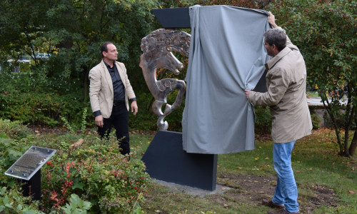 Der Künstler Yaser Alomari (links) und Oberbürgermeister Dr. Oliver Junk enthüllen das Werk „Ritter Ramm“. Foto: Stadt Goslar