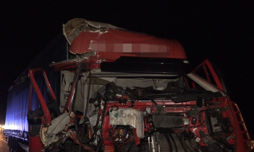 Aus dieser zerstörten Fahrerkabine konnte sich der Fahrer unverletzt befreien. Foto und Video: aktuell24/KR