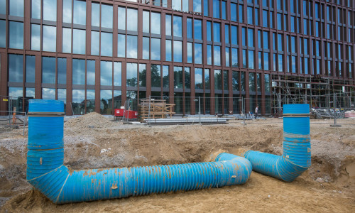 Durch die blauen Rohre wird die Zu- und Abluft für das Business Center II geregelt. Foto: Volksbank BraWo/Peter Sierigk