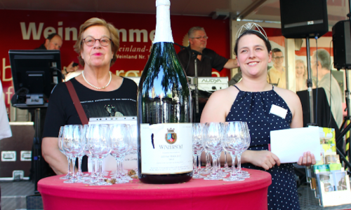 Bürgermeisterin Friederike Harlfinger (links) und Moselwein-Prinzessin Kristin Weinand eröffneten den WeinSommer 2016. Foto: Max Förster