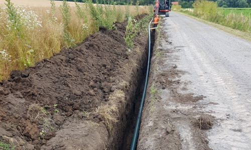Neben einer Abwasserdruckleitung wurde eine Wasserleitung  und ein Leerrohr für ein Datenkabel verlegt. Foto: Abwasserentsorgung Helmstedt