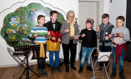 Schüler der Grundschule Fallersleben rappen zusammen mit Elke Schulz eines von Hoffmanns Gedichten. Foto: HvFM/Peter Riewaldt