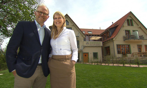 Dirk und Sophie Junicke von "Plumbohms Aussichtsreich" haben bei der VOX-Serie "Mein himmlisches Hotel" mitgemacht. Die Folge wird am Dienstag um 17 Uhr ausgestrahlt. Foto: VOX