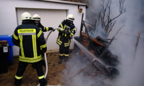 Ein Schuppen in Oker geriet am Samstag in Brand. Foto: Feuerwehr Oker 
