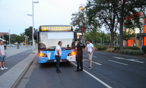 Ein führerloser PKW rollte gegen den Linienbus. Fotos: Rudolf Karliczek