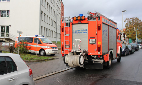 Feuerwehr und Polizei rückten für eine Tierrettung in der Kasernenstraße aus. Foto: Bernd Dukiewitz