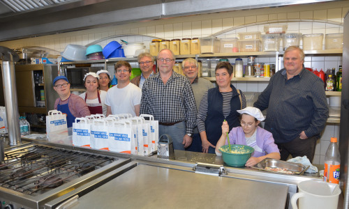 In der Küche der Jugendherberge Goslar, Astrid Hehlgans sitzt vorne ganz rechts. In der Mitte steht Uwe Wemken (mit Spitzbart) und links daneben Uwe Rump-Kahl. Foto: DRK