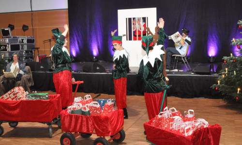 Lebenshilfe-Mitarbeiter führten ein weihnachtliches Theaterstück auf. Foto: Lebenshilfe 