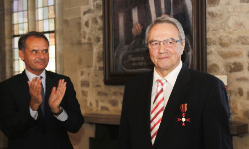 Oberbürgermeister Ulrich Markurth (links) und Reinhard Manlik bei der Verleihung am Montag im Altstadtrathaus. Foto: Siegfried Nickel