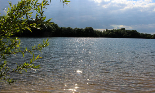Auch wenn das Wasser noch so lockt: Nicht alle Seen eignen sich zum Schwimmen. (Archivbild)