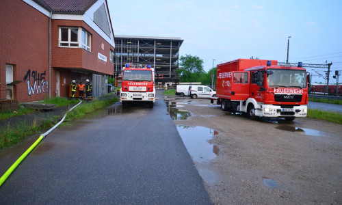 Am Stellwerk in Fallersleben musste die Freiwillige Feuerwehr heute Nacht den Keller auspumpen. Fotos: FFW Fallersleben 