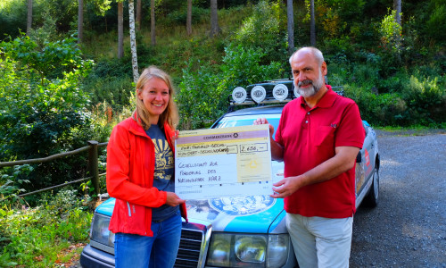Spenderin Mona Tiltsch übergibt die Spende für die Gesellschaft zur Förderung des Nationalparks Harz e.V. an Dr. Friedhart Knolle. Foto: Patrik Werner 