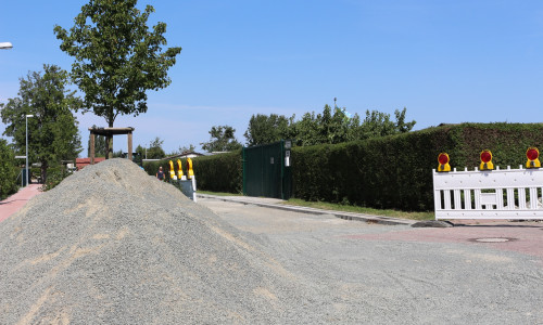 In Verlängerung der Fremersdorfer Straße wurde 2013 eine Straßenzufahrt mit Wendehammer zur neu gebauten Kita geschaffen. Jetzt beschweren sich die Anwohner, dass diese wieder komplett aufgerissen wird. Foto: Robert Braumann