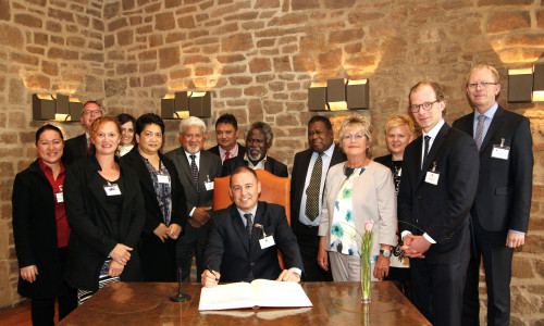 Die Delegation. Vorne Finanzminister Brown, rechts daneben Annegret Ihbe. 