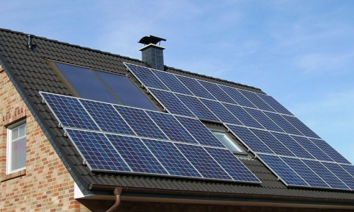 Künftig werden Photovoltaikanlagen mit einer Leistung von weniger als zehn kWp (Kilowatt peak) pauschal mit 500 Euro gefördert, solche mit einer höheren Leistung mit 1.000 Euro. Symbolfoto: pixabay