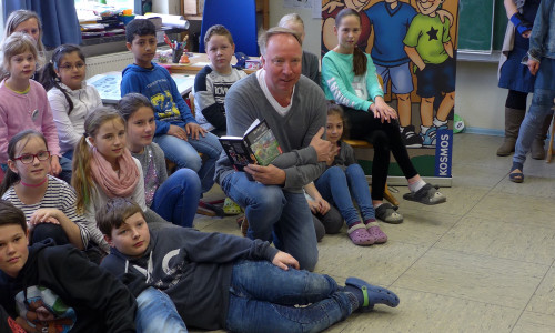 Autor Ulf Blanck mit Schülerinnen und Schülern der Grundschule Salzgitter-Lesse. Foto: Stadt Salzgitter 
