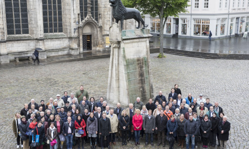 Die Teilnehmer der Konferenz am Braunschweiger Löwen. Foto: Stadt Braunschweig/ Michaela Heyse