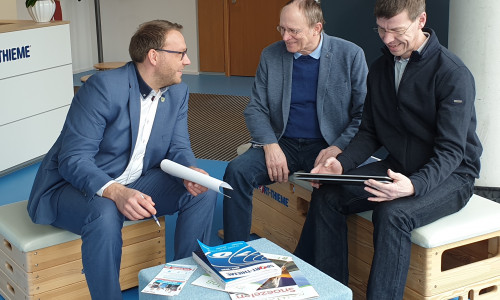 Samtgemeindebürgermeister Gero Janze, Seniorchef der Sport- Thieme GmbH Dr. Rudolf Thieme und Richard Finke vom Helmstedter Regionalmanagement (von links) freuen sich auf die Beratungssprechstunde für Gründungsinteressierte, Gründer und Unternehmer in Grasleben