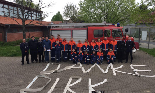 Mit einem schlauchgeschriebenen "Danke Dirk" verabschiedeten die Mitglieder der Jugendfeuerwehr Fümmelse ihren bisherigen Jugendfeuerwehrwart Dirk Stober (5. v.l.). Foto: Feuerwehr