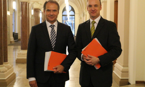 Oberbürgermeister Ulrich Markurth und Finanzdezernent Christian Geiger (von links). Foto: Robert Braumann