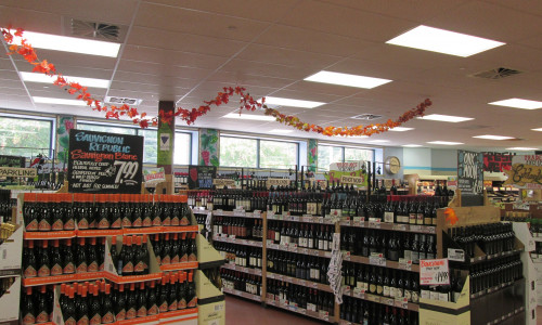 Alkohol und Drogerieartikel wurden aus einem Supermarkt erbeutet (Symbolbild).