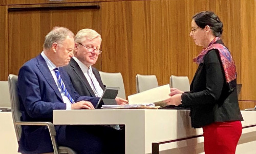 Persönlich übergibt Veronika Koch einen Brief an den Ministerpräsident Stephan Weil und Wirtschaftsminister Dr. Bernd Althusmann und bittet um Unterstützung zur Ansiedlung der zentralen Glücksspielregulierungsbehörde im Landkreis Helmstedt.