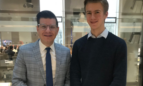 Der Schüler Lukas Kamm (rechts) hat in seinen drei Wochen Praktikum bei dem FDP-Landtagsabgeordneten Björn Försterling viel Neues erfahren.
